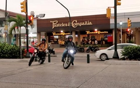 Ahora los motorizados invaden la zona del peatón.