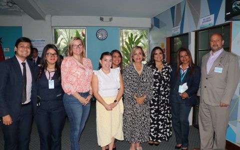 David Vélez, Claudia Pérez, María Fernanda Enderica , María José Amezcua, Jalime Bumachar, Patricia Ayala de Coronel (rectora), Ángeles Chávez, Verónica Duran y Daniel Saab.