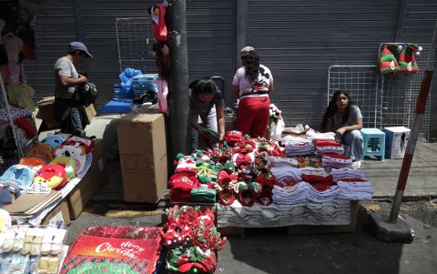 Impulso. Vendedores y clientes comercian en una calle de Lima. Ellos esperan recuperar algo con las ventas, tienen inversión y deuda que pagar.