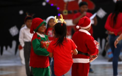 Regalos. Los juguetes que recibieron los chicos fueron donados por empresas y por familias solidarias.