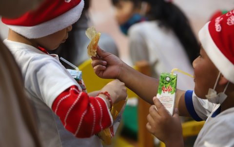 Generosidad. Dos amigos disfrutan de un refrigerio. Cuentan que se conocieron el mismo día del agasajo.