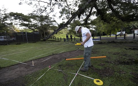 Trabajo. Un técnico prepara un área que será sometida a prospección.