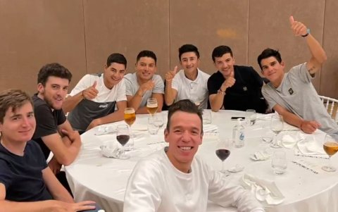 El ecuatoriano junto al grupo de ciclistas del EF Education Easy-Post en el primer campamento.