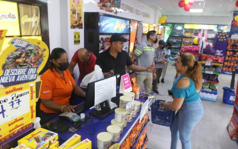 1. Clientela. Por las fiestas hay más oferta de productos, más ciudadanos acuden a comprar dulces para compartir en estas fechas.