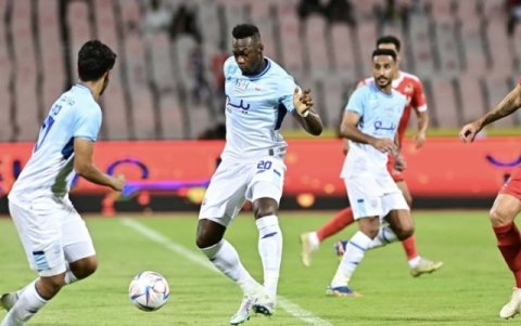 Felipe Caicedo (c) está en caída libre con el Abha Club de Arabia Saudí. El ecuatoriano saltó como titular pero no influyó en el juego.