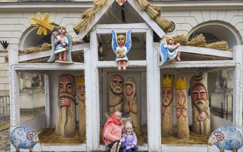 Escena. Una mujer y una niña posan este domingo en un belén en la ciudad ucraniana de Lviv.