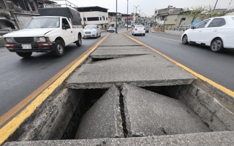 Descuido. Las tapas de cemento del parterre central del puente de la calle 17 están levantadas y son un peligro para los peatones.