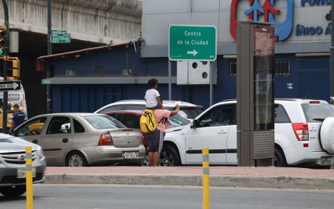 Extranjeros. Se acercan para llamar la atención de los conductores.