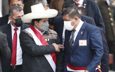 Foto de archivo del expresidente de Perú, Pedro Castillo (i), junto al exministro de Defensa, Wálter Ayala (d). /