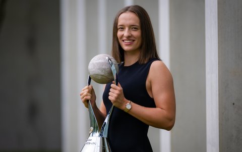 La tenista polaca con el trofeo que la acredita con la # 1 al cierre del 2022.