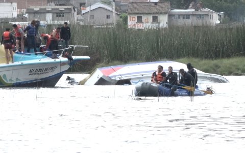 La embarcación iba con cerca de 40 tripulantes.