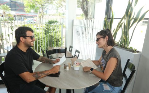 Visitantes. Las personas que llegan desde otras zonas de la ciudad se divierten y disfrutan de los restaurantes de esta arteria. Las cafeterías son las más visitadas durante el día.