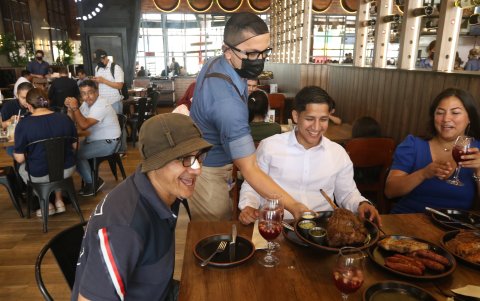 Propuesta. Además de los varios cortes, también se ofrece servicios de restaurante.