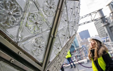 Se instalaron 192 cristales nuevos en la esfera, que mide 3,6 metros de diámetro y cuyo mensaje de este año será 