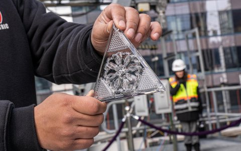 Los diseños de las nuevas piezas que están compuestas por un círculo de corazones entrelazados.