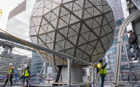El globo de cristal pesa más de 5.300 kilogramos y está iluminado por 32.256 luces led, capaces de crear una paleta de 16 millones de colores y miles de millones de dibujos.