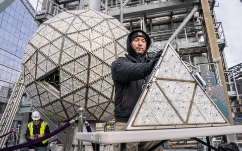 Con sus nuevos cristales, la esfera se elevará el 31 de diciembre entre las 18.00 y las 18.03 hora local (23.00 y las 23.03 GMT), para dejarse caer casi 6 horas después por el mástil de 24 metros que la sustenta.