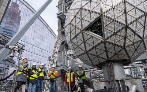 Un grupo de operarios revisaron este martes el mecanismo y los 2.668 triángulos de cristal que cubren la emblemática bola de Times Square de Nueva York.