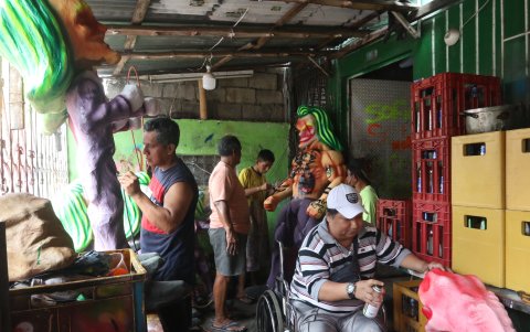 En el interior de la casa se improvisa un taller para la elaboración de monigotes