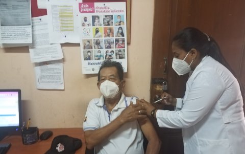 Personal del Ministerio de Salud aplicando una vacuna de AstraZeneca contra el COVID-19.