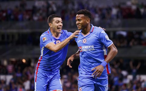 Según el representante de Michael Estrada (d), esta semana se conocería el futuro del delantero tricolor, que se encuentra sin equipo.