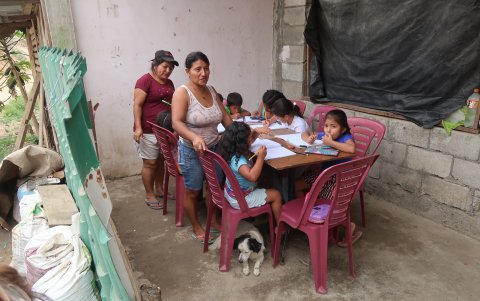 En medio de muchas dificultades los niños tratan de cumplir con sus tareas, con la ayuda de sus padres.