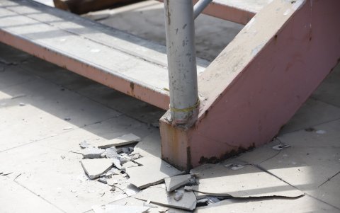 Algunas partes del suelo del puente se encuentran cuarteadas