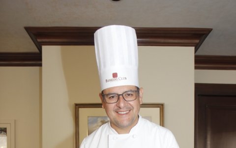 Diego Hermosa muestra su obra culinaria: la rosca de reyes