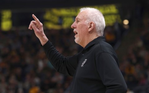 Gregg Popovich, actualmente entrenador de los Spurs, fue uno de los primeros en desafiar a la NBA con los descansos de las figuras.