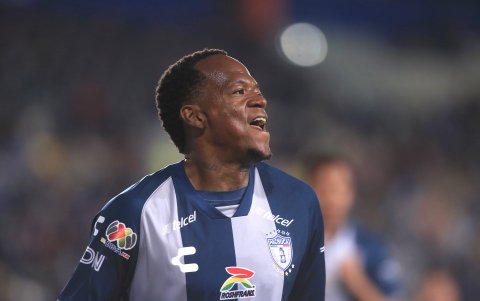 Romario Ibarra de Pachuca durante un gol con el Pachuca por la fecha 14 del Apertura 2022 de la Liga MX.