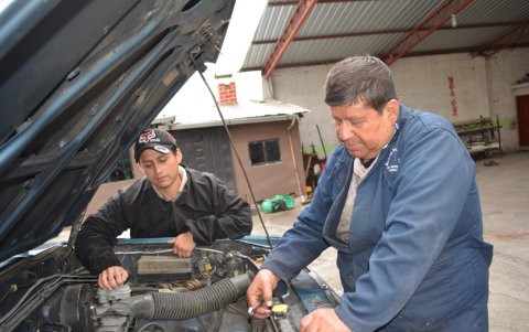 El deportista es tecnólogo automotriz y ayuda a su padre en los trabajos de mecánica.