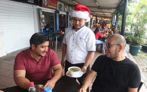 El Pez Volador. En uno de los locales en la etapa 12 de la Alborada los clientes disfrutan del encebollado que ofrecen.