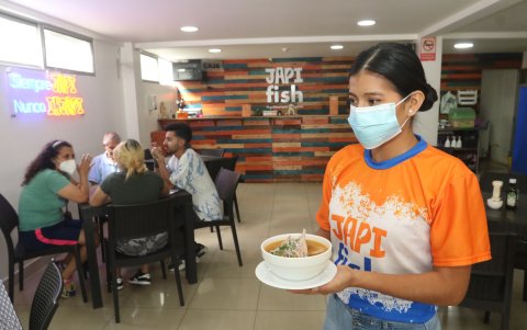 Japifish. Tiene local en Urdesa y al sur de Guayaquil y ofrece una variedad de platos con mariscos. Uno de los más solicitados es el encebollado.