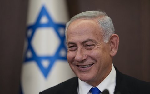 El recién juramentado primer ministro israelí, Benjamin Netanyahu, sonríe durante una reunión de gabinete en Jerusalén, Israel, el 29 de diciembre de 2022. (Estados Unidos, Jerusalén) /ARIEL SCHALIT /