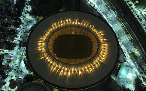 El Maracaná encendió sus luces para homenajear al tres veces campeón de mundo, Pelé.