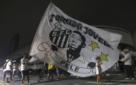 Fanáticos del astro brasileño se concentraron fuera del estadio Vila Belmiro del Santos, donde Pelé hizo historia.