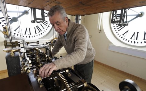 El grupo. El habitáculo que alberga la maquinaria del reloj acoge el día 31 de diciembre a tres o cuatro profesionales. Todo medido, aunque siempre queda una milimétrica posibilidad de que algo falle.