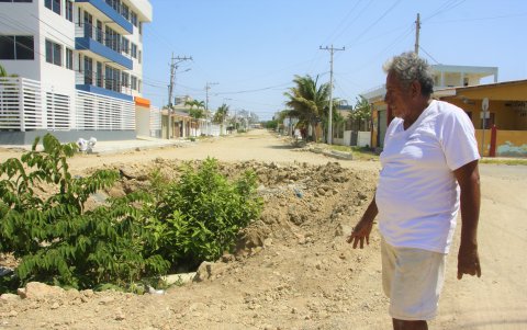 Calle Cuarta. Un año lleva así esta vía de Chipipe.
