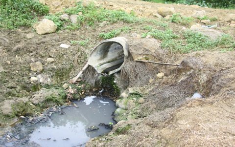 Montañita. Las aguas negras aparecen en el balneario.