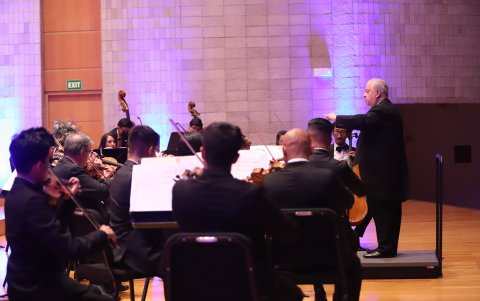 Con un concierto que reunió a 40 músicos ecuatorianos, bajo la dirección del maestro israelí Lior Shambadal, se celebró Jánuca, conocida también como Fiestas de las Luces.