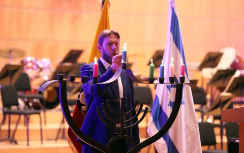 El encendido de la quinta vela estuvo a cargo del rabino Nir Koren.