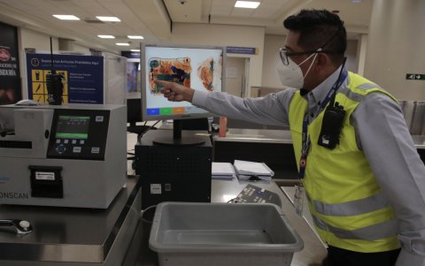 La zona principal de seguridad fue equipada con aparatos de última tecnología. Byron Contreras verifica el contenido de una maleta.