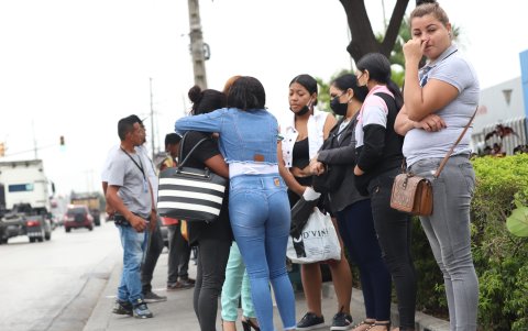 Consternación. Familiares de los jóvenes asesinados llegaron a la morgue.