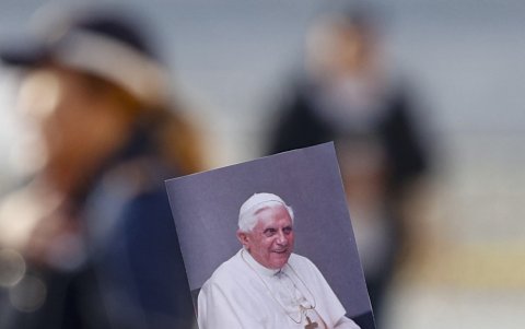 Una persona sostiene una fotografía del difunto Papa Emérito Benedicto XVI en la Plaza de San Pedro tras el anuncio de la muerte del Papa Emérito Benedicto XVI, en la Ciudad del Vaticano