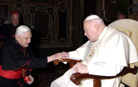 La Oficina de Prensa de la Santa Sede anunció que el Papa Emérito Benedicto XVI, de 95 años, murió el 31 de diciembre de 2022 por la mañana en su residencia en el Monasterio Mater Ecclesiae en la Ciudad del Vaticano.