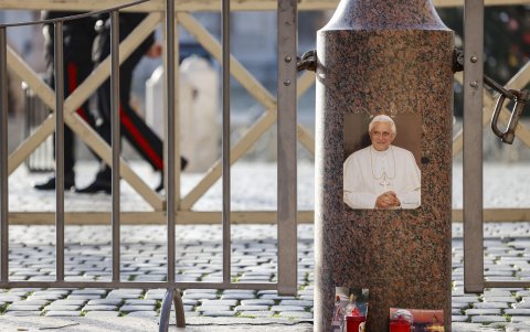 La Oficina de Prensa de la Santa Sede anunció que el Papa Emérito Benedicto XVI, de 95 años, murió el 31 de diciembre de 2022 por la mañana en su residencia en el Monasterio Mater Ecclesiae en la Ciudad del Vaticano.