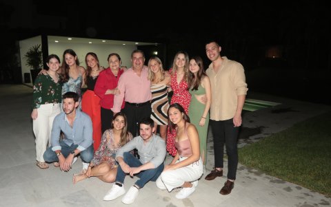 Santiago Coral y Edna de Coral junto a sus nietos Doménica Basantes Coral; Lucy, Arianna, Ivanna, Xaviera y Sophia Coral Navas; José Fernando Pereira Coral; Sebastián, Daniella y Adrián Salazar Coral, y Andrea Pereira Coral.