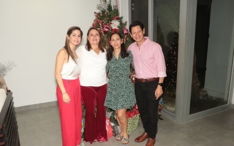 Denisse, Mariella, Jessica y Santiago Coral Lewy.