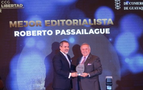 Roberto Paisailague recibe el reconocimiento como Mejor Editorsalista de parte de Juan Xavier Sanchez