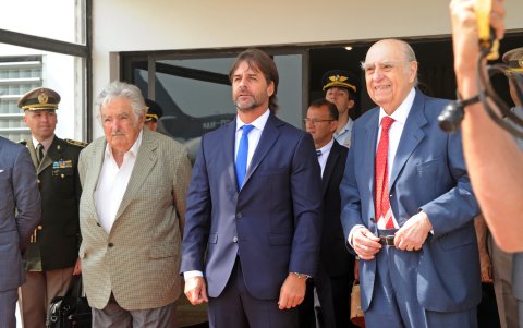 Julio María Sanguinetti (d) y José Mujica (i), y al presidente de Uruguay, Luis Lacalle Pou (c) presentes en posesión de Lula.